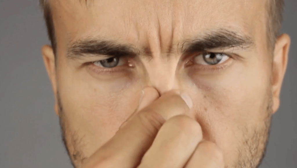 Image d'un homme se frottant le nez - Ces 5 paires de mots peuvent vous trahir à l’oral